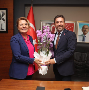 İzmit Belediye Başkanı Fatma Kaplan Hürriyet, CHP Kocaeli İl Başkanı Bülent Sarı' yı ziyaret etti