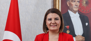 İzmit Belediye Başkanı Fatma Kaplan Hürriyet Cumhuriyetin kanatları altında nice 100 yıllara!
