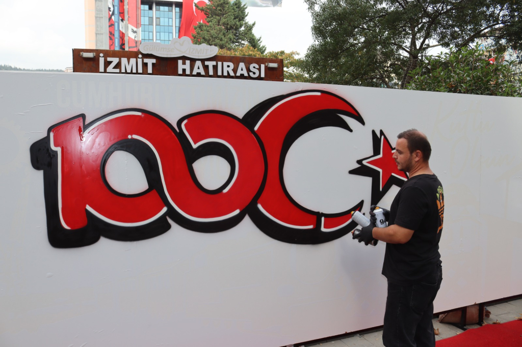 Izmit Belediyesinin interaktif graffiti çalismasi yogun ilgi görüyor (2)