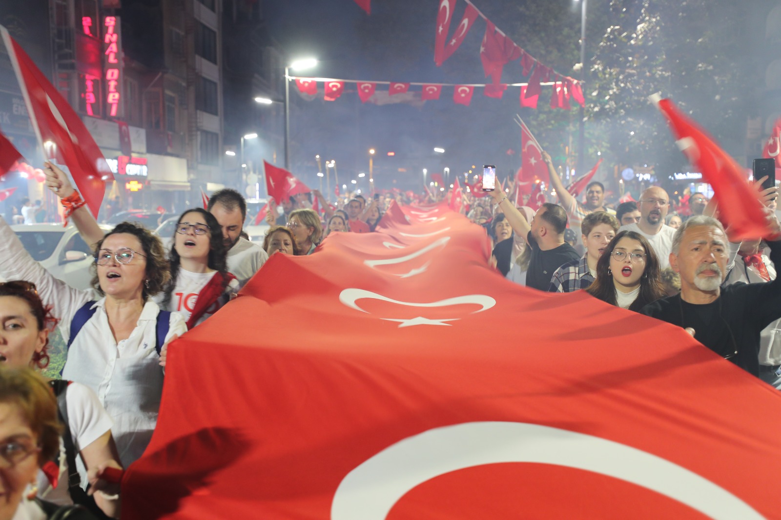 Izmit'te binlerce Cumhuriyet asigi 100. yil Kortejinde bayram coskusu yasadi (8)