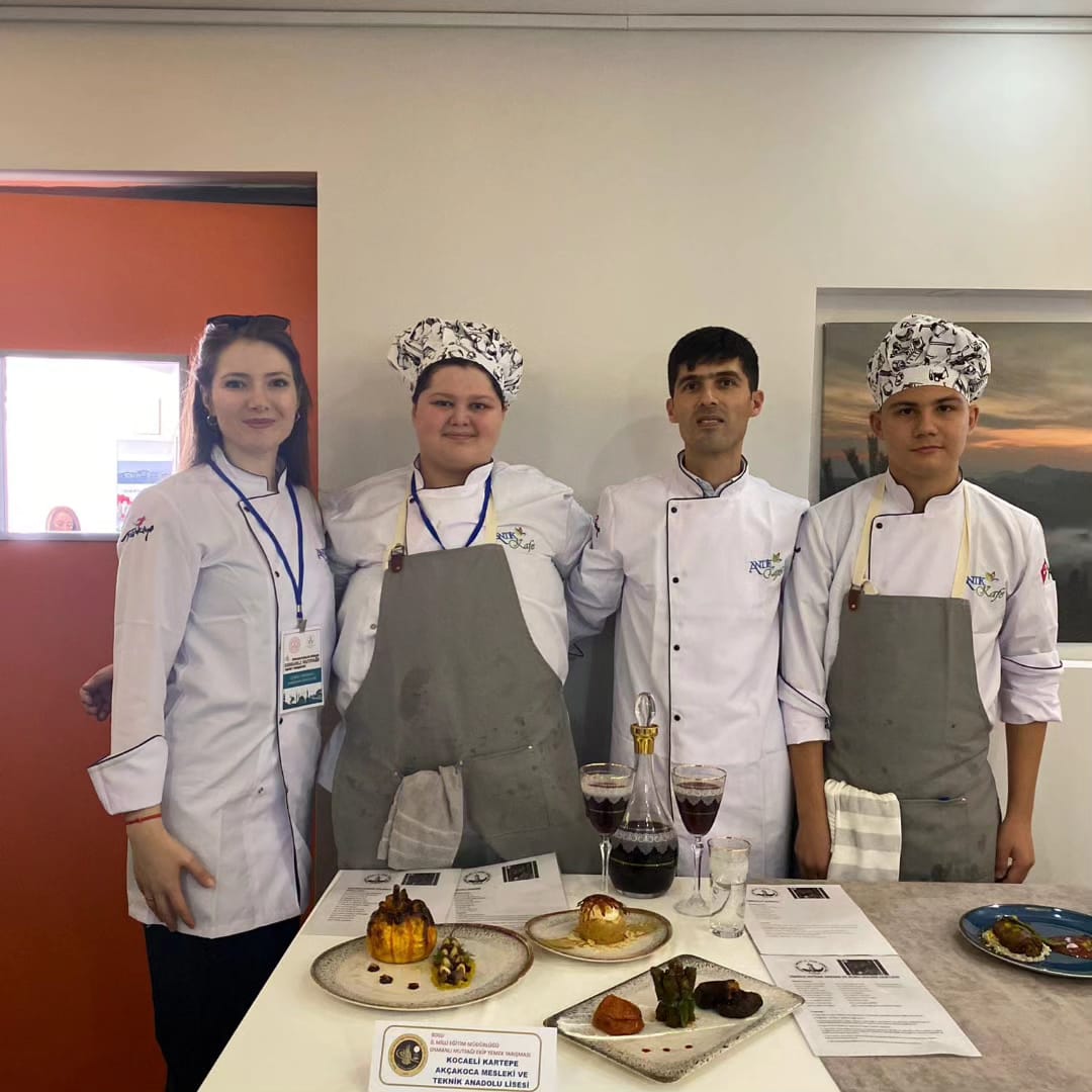 Kartepe Akçakoca Mesleki ve Teknik Anadolu Lisesi, Bolu’daki yemek yarışmasından birinci oldu