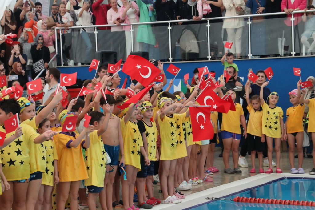 Minik yüzücüler, İzmit Belediyesi 100. Yıl Yüzme Yarışlarında kıyasıya mücadele etti (8)