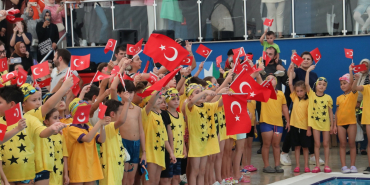 Minik yüzücüler, İzmit Belediyesi 100. Yıl Yüzme Yarışlarında kıyasıya mücadele etti (8)