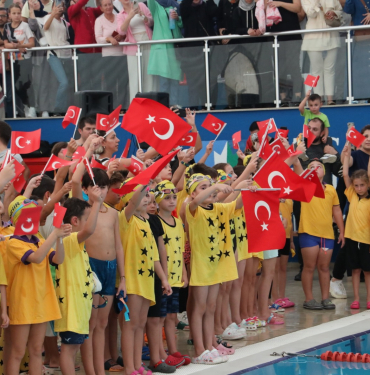 Minik yüzücüler, İzmit Belediyesi 100. Yıl Yüzme Yarışlarında kıyasıya mücadele etti (8)