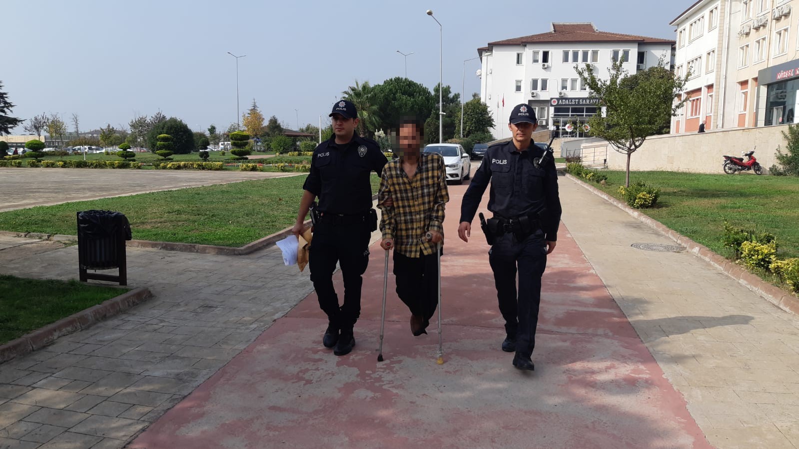 arkadasini vurdu koltuk degnekleriyle adliyeye goturuldu sK8YiXSR.jpg