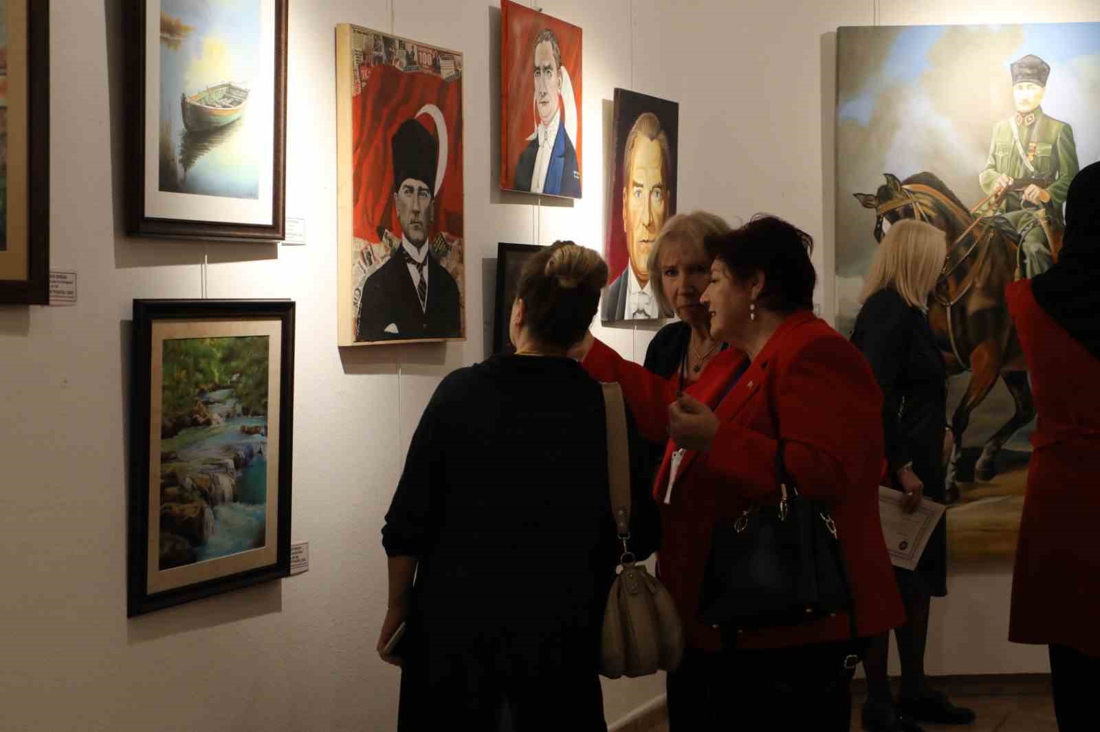 cumhuriyet ve biz sergisi sanatseverlerin begenisine sunuldu AnKljdgE.jpg