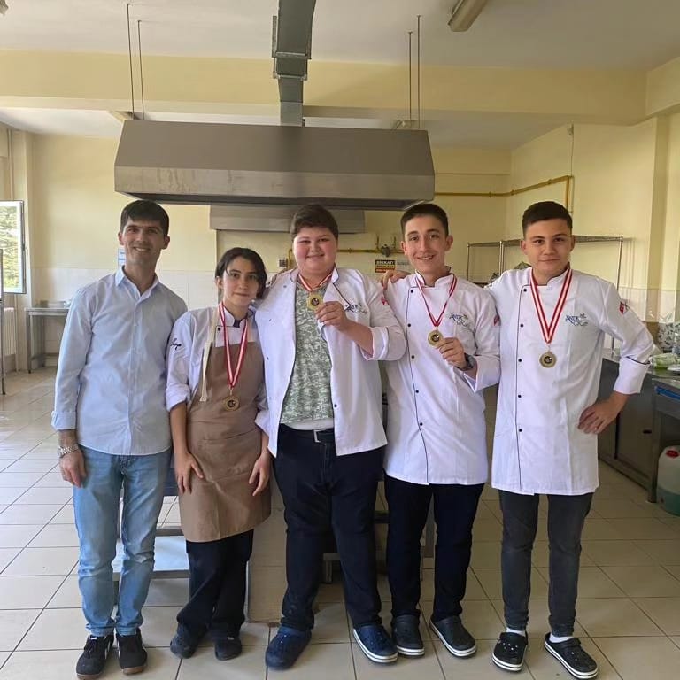 Kartepe Akçakoca Mesleki ve Teknik Anadolu Lisesi, Bolu’daki yemek yarışmasından birinci oldu