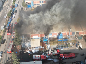 PLASTİK FABRİKASINDA KİMYASAL TANK PATLADI FABRİKADA PATLAMA SONRASI YANGIN: 3 İŞÇİ HASTANEYE KALDIRILDI