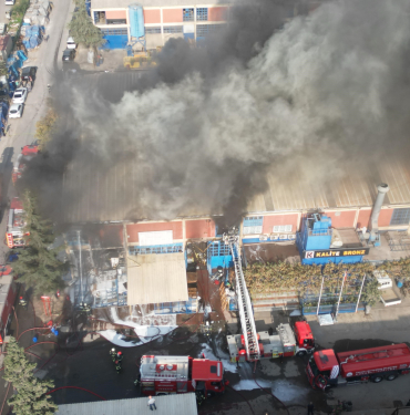PLASTİK FABRİKASINDA KİMYASAL TANK PATLADI FABRİKADA PATLAMA SONRASI YANGIN: 3 İŞÇİ HASTANEYE KALDIRILDI