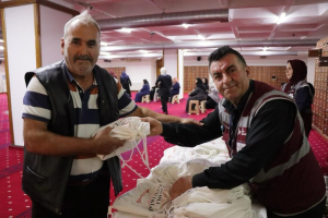 izmit belediyesi umreye gidecek vatandaslari hediyelerle ugurladi wr487idj.jpg