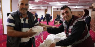 izmit belediyesi umreye gidecek vatandaslari hediyelerle ugurladi wr487idj.jpg