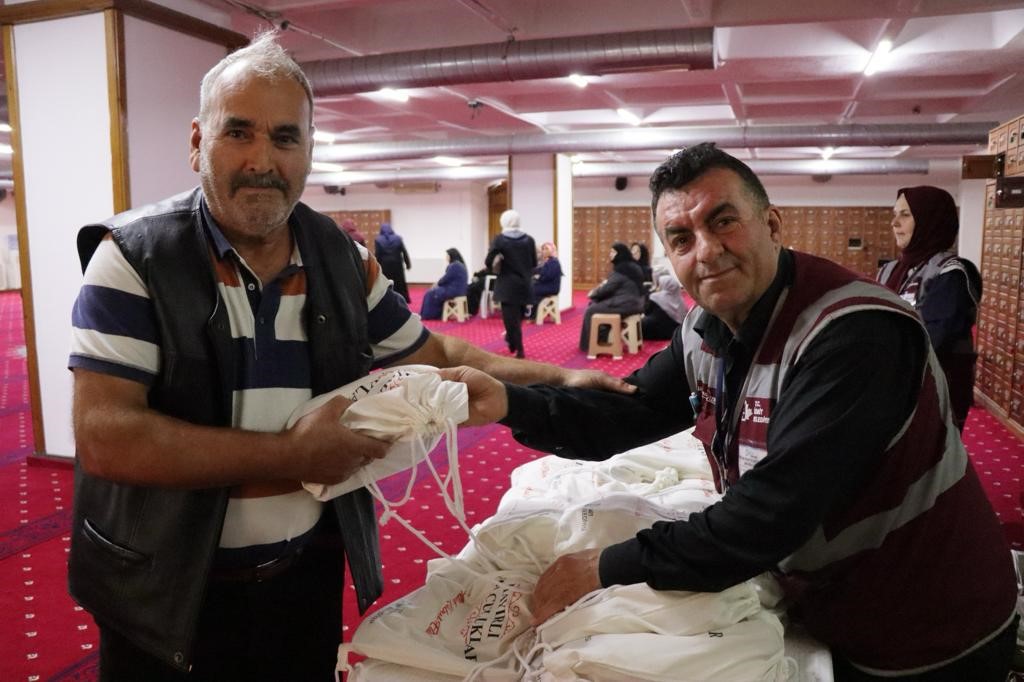 izmit belediyesi umreye gidecek vatandaslari hediyelerle ugurladi wr487idj.jpg