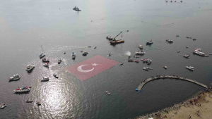 izmit korfezinde 1923 metrekarelik bayrak acildi EXuYSLR1.jpg