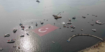 izmit korfezinde 1923 metrekarelik bayrak acildi EXuYSLR1.jpg