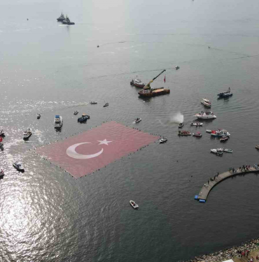 izmit korfezinde 1923 metrekarelik bayrak acildi EXuYSLR1.jpg