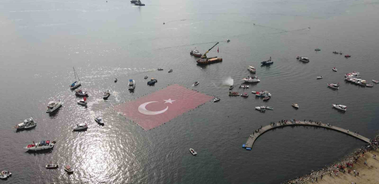 izmit korfezinde 1923 metrekarelik bayrak acildi EXuYSLR1.jpg
