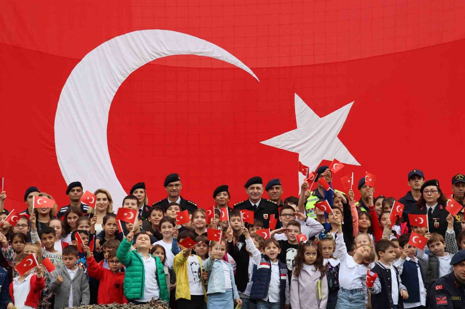 jandarma cumhuriyetin 100 yilini cocuklarla kutladi Q5tM65ea.jpg