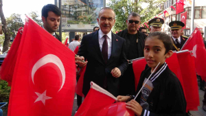 kocaeli valisi sokak sokak gezerek vatandaslara turk bayragi dagitti 6mG7wzTu.jpg