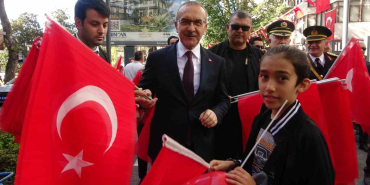 kocaeli valisi sokak sokak gezerek vatandaslara turk bayragi dagitti 6mG7wzTu.jpg