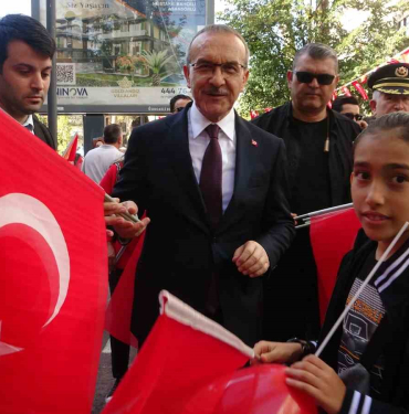 kocaeli valisi sokak sokak gezerek vatandaslara turk bayragi dagitti 6mG7wzTu.jpg