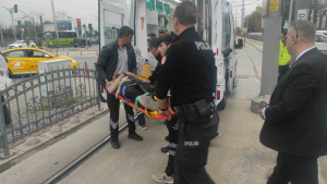 kocaelide tramvayin carptigi yaya yaralandi VwyZ9127.jpg