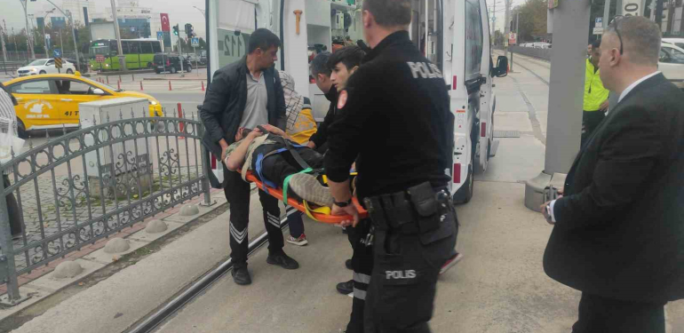 kocaelide tramvayin carptigi yaya yaralandi VwyZ9127.jpg
