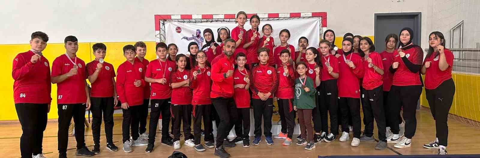 korfezli karateciler madalyalarla dondu LJvudqJr.jpg