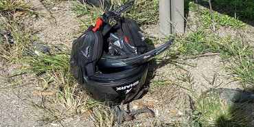 temde surucu ve yolcu yola savruldu motosiklet metrelerce suruklendi h8lwJ33V.jpg