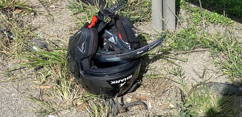 temde surucu ve yolcu yola savruldu motosiklet metrelerce suruklendi h8lwJ33V.jpg