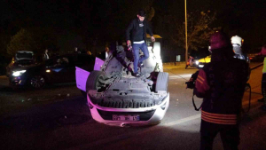 trafik kazasi geciren esinin yanina giderken kaza yapti 5 yarali tAa6G4eV.jpg