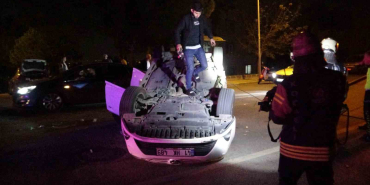 trafik kazasi geciren esinin yanina giderken kaza yapti 5 yarali tAa6G4eV.jpg