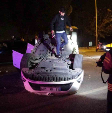 trafik kazasi geciren esinin yanina giderken kaza yapti 5 yarali tAa6G4eV.jpg