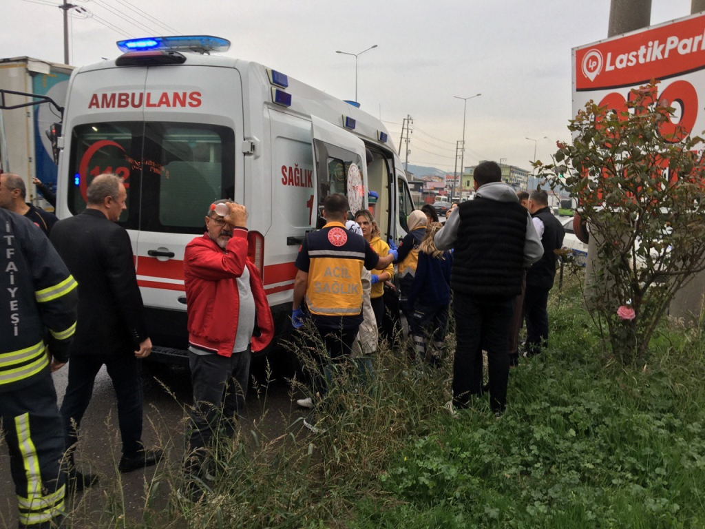 TIR BELEDİYE OTOBÜSÜNE ÇARPTI : 9 YARALI