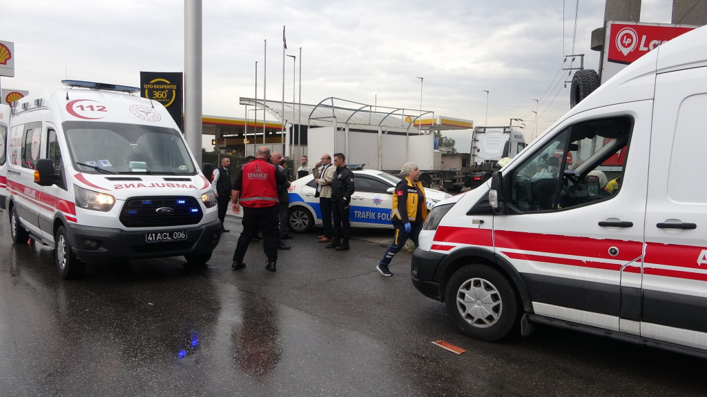 TIR BELEDİYE OTOBÜSÜNE ÇARPTI : 9 YARALI
