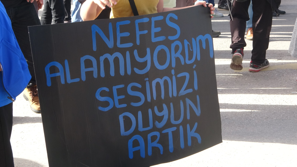 MAHALLELİ "ZEHİR SOLUYORUZ" DİYEREK FABRİKALAR İÇİN AYAĞA KALKTI EYLEM YAPAN VATANDAŞLAR, MASKELERİNİ POLEN KİMYA'NIN TELLERİNE ASTI