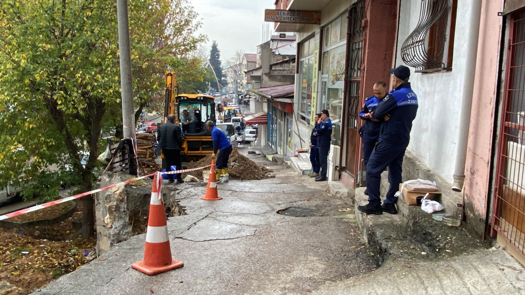YOL ÇÖKMÜŞTÜ, HASARIN BOYUTU GÜNDÜZ ORTAYA ÇIKTI ÇÖKEN YOL SEBEBİYLE 3 BİNA TAHLİYE EDİLDİ