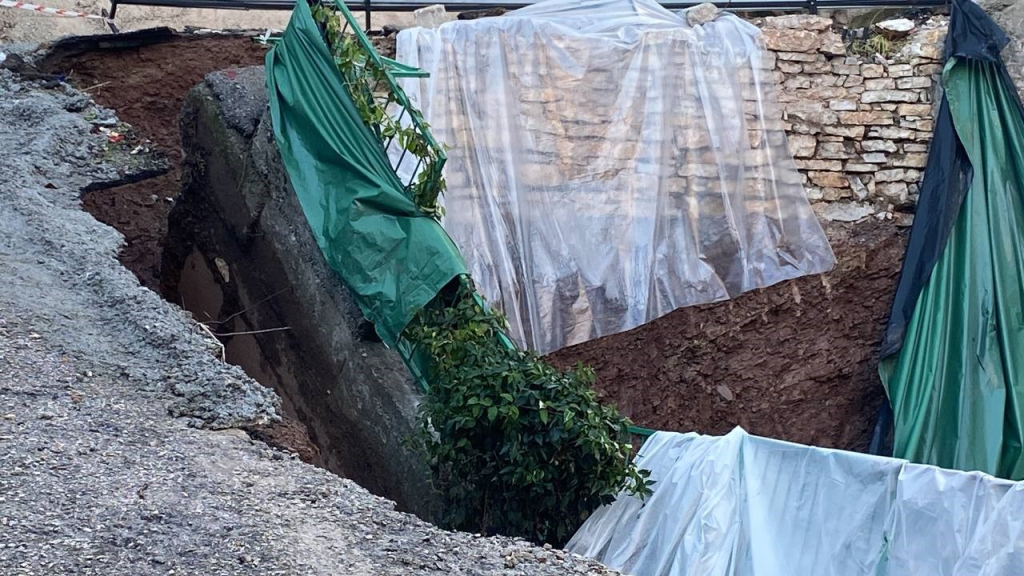 İSTİNAT DUVARI ÇÖKMÜŞTÜ, HASARIN BOYUTU ORTAYA ÇIKTI