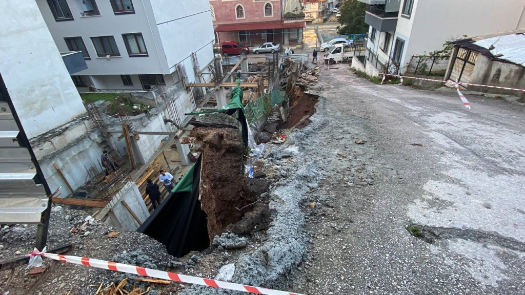 İSTİNAT DUVARI ÇÖKMÜŞTÜ, HASARIN BOYUTU ORTAYA ÇIKTI