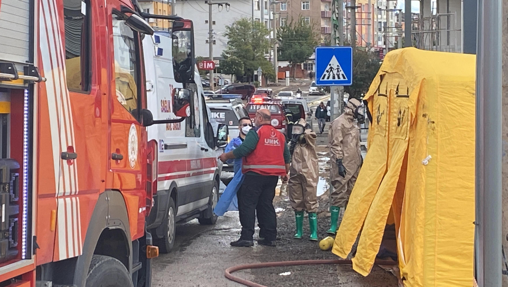 PAKETTEN KİMYASAL SIZDI, TÜM EKİPLER SEFERBER OLDU KİMYASAL MADDE MÜDAHALE ÇADIRI KURULDU, ETKİLENEN 12 ÇALIŞAN HASTANEYE KALDIRILDI