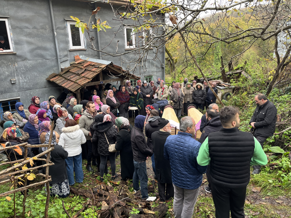 KOCAELİ'DEKİ AİLE KATLİAMINDA ÖLEN ANNE İLE OĞLU SİNOP'TA TOPRAĞA VERİLDİ