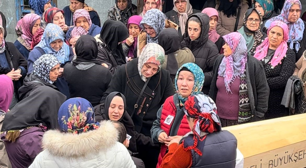 KOCAELİ'DEKİ AİLE KATLİAMINDA ÖLEN ANNE İLE OĞLU SİNOP'TA TOPRAĞA VERİLDİ