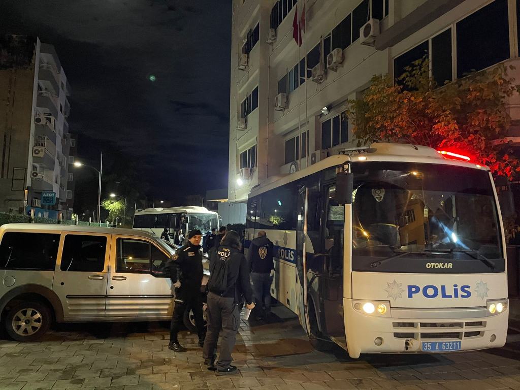 İZMİR'DE BAHİS ÇETESİ ŞÜPHELİLERİ ADLİYEYE SEVK EDİLDİ ÇETENİN ÇALIŞMA BİÇİMİ DEŞİFRE OLDU