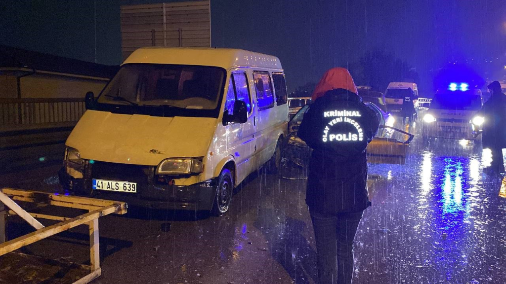 5 ARAÇ ZİNCİRLEME TRAFİK KAZASINA KARIŞTI: 1 ÖLÜ, 5 YARALI
