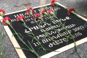 CHP GENEL BAŞKANI ÖZEL, SEBAT APARTMANI ÖNÜNE HRANT DİNK İÇİN KARANFİL BIRAKTI