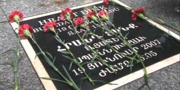 CHP GENEL BAŞKANI ÖZEL, SEBAT APARTMANI ÖNÜNE HRANT DİNK İÇİN KARANFİL BIRAKTI