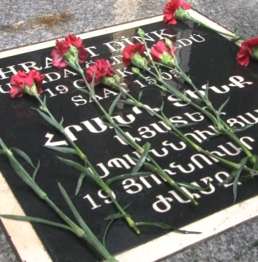 CHP GENEL BAŞKANI ÖZEL, SEBAT APARTMANI ÖNÜNE HRANT DİNK İÇİN KARANFİL BIRAKTI