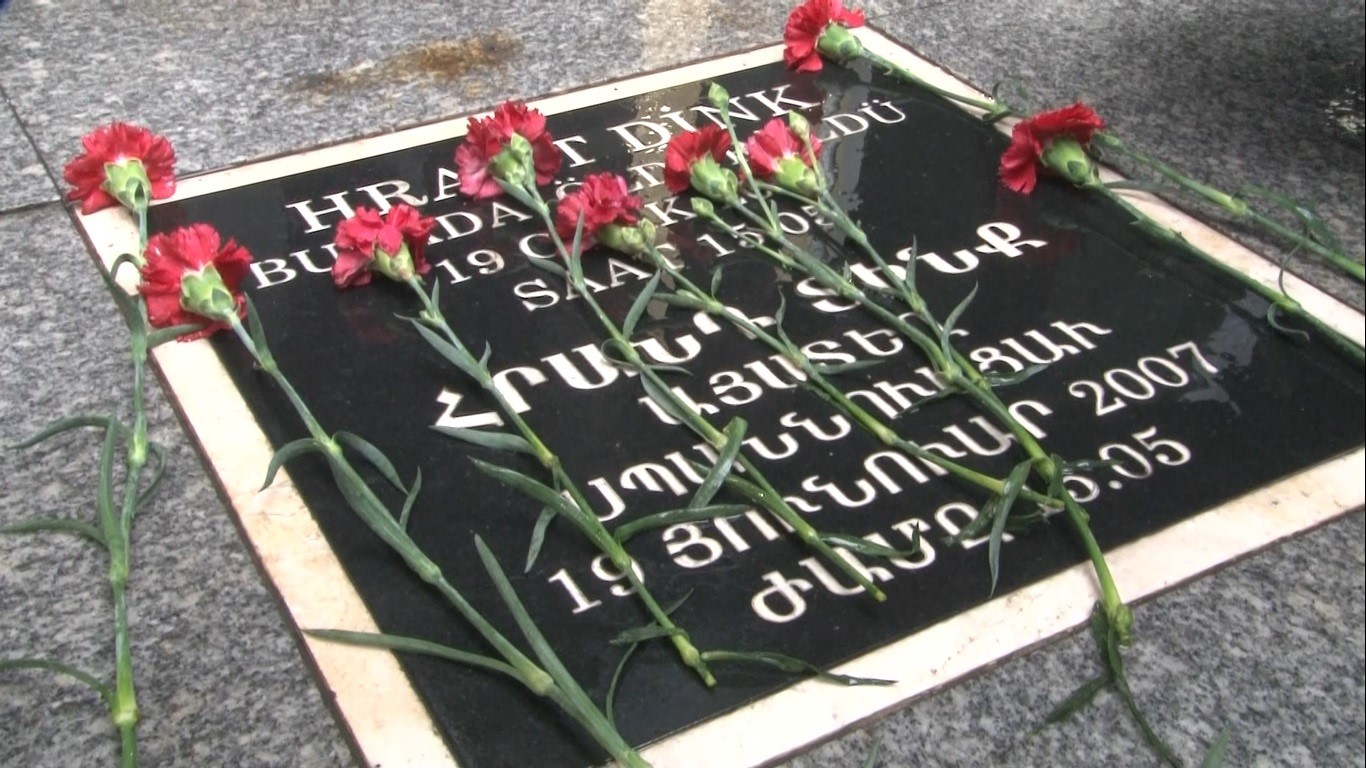 CHP GENEL BAŞKANI ÖZEL, SEBAT APARTMANI ÖNÜNE HRANT DİNK İÇİN KARANFİL BIRAKTI