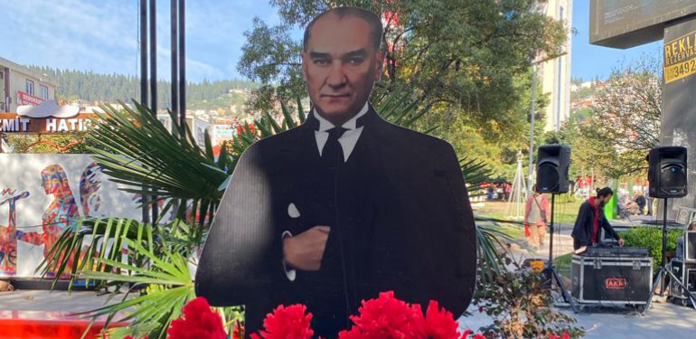 CHP İzmit İlçe Örgütü, 10 Kasım'da İzmitli vatandaşları Atatürk'le buluşturdu