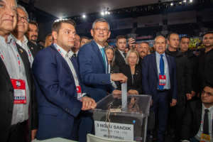 CHP LİDERİ ÖZEL: "KILIÇDAROĞLU İLE TELEFONLA GÖRÜŞTÜK, MAZBATADAN SONRA DEVİR TESLİM YAPACAĞIZ"