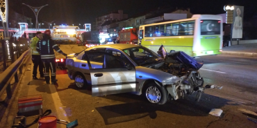 D 100’de tır ile otomobil çarpıştı 2 yaralı